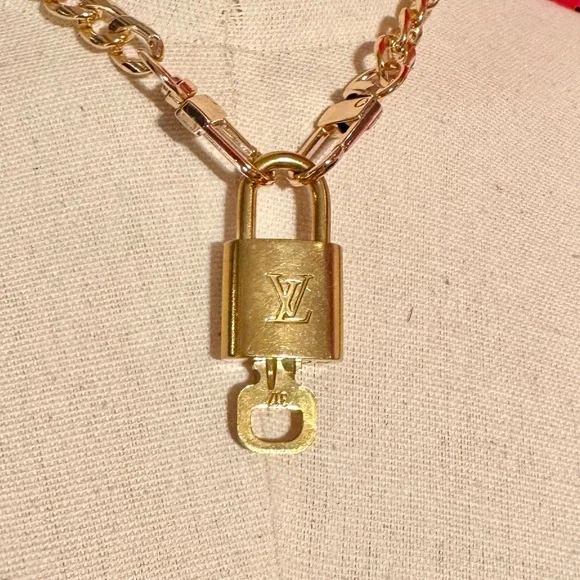 LOUIS VUITTON #317 lock and key necklace AUTHENTIC - Picture 8 of 10